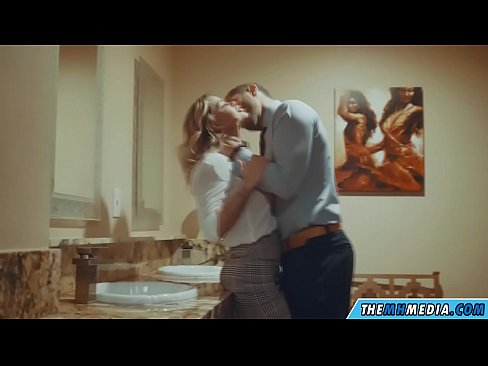 ❤️ Nigbati bilondi ti oyan ba tan ọ ni yara isinmi ti gbogbo eniyan ❤❌ Ohun onihoho didara ❌